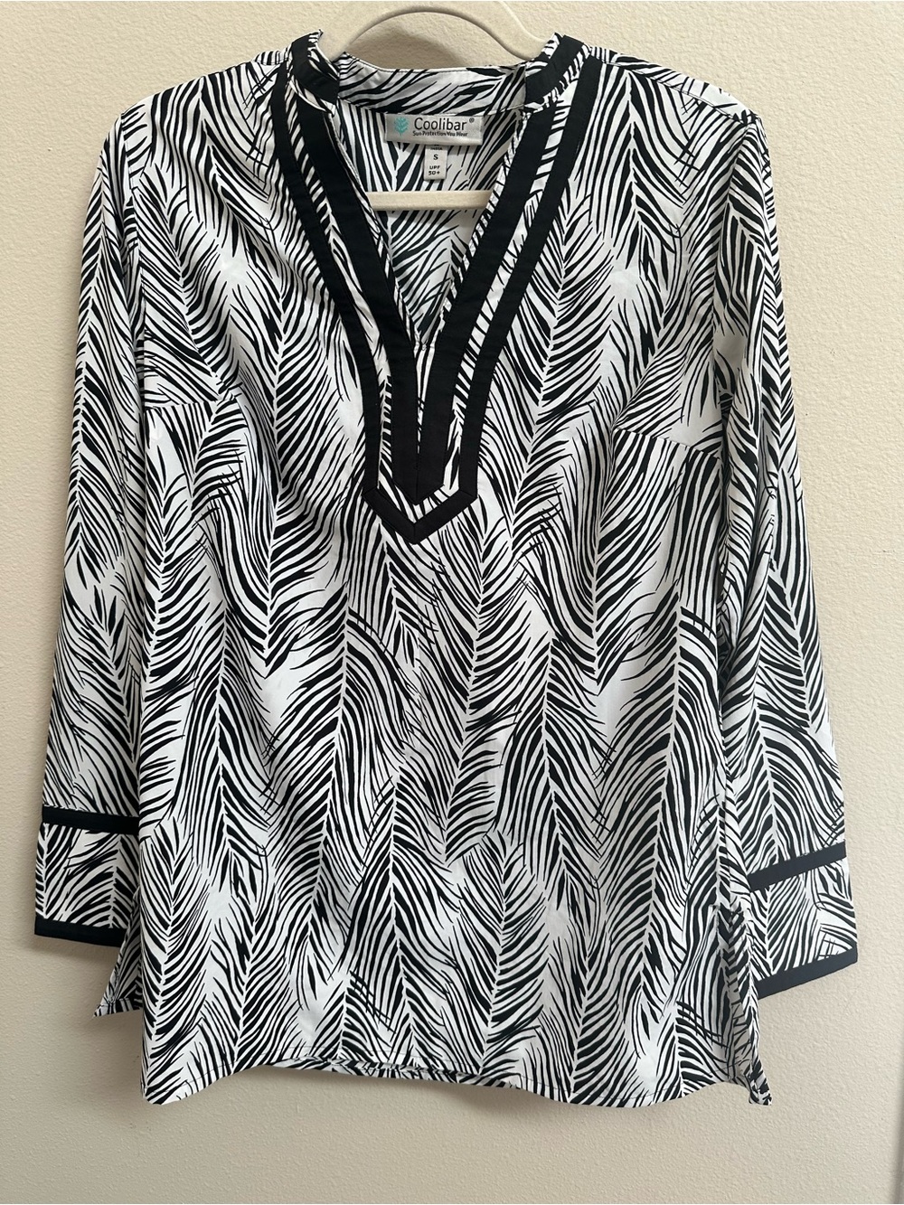 Coolibar Women's Black & White Printed V-Neck Tunic Top, SPF 50+, Size S